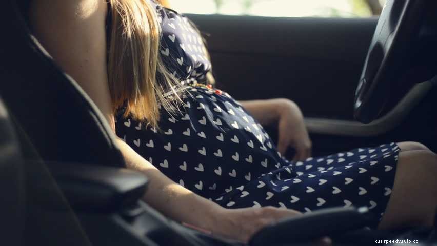 How to Wear Seatbelt When Pregnant?