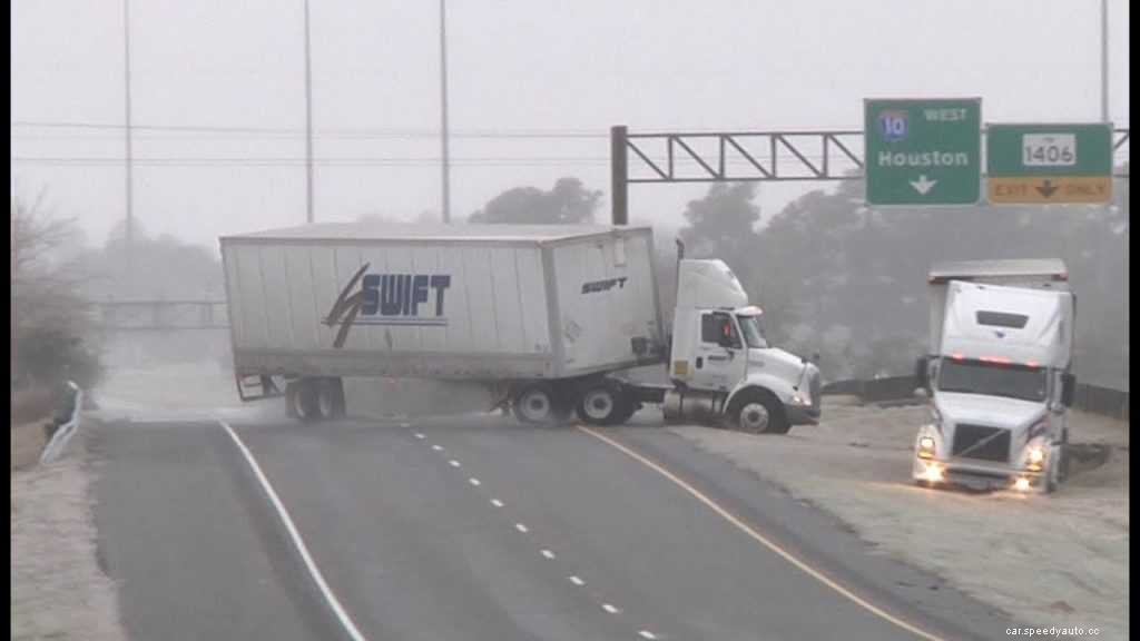 How Truck Drivers Can Avoid Jackknifing