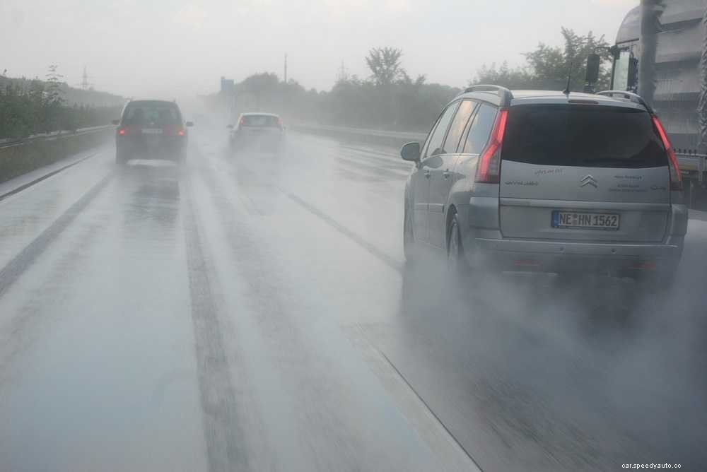 The Best Ways to Avoid Hydroplaning