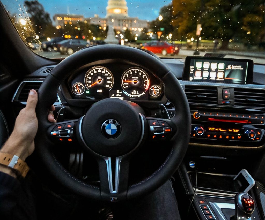 The Right Way To Hold The Steering Wheel