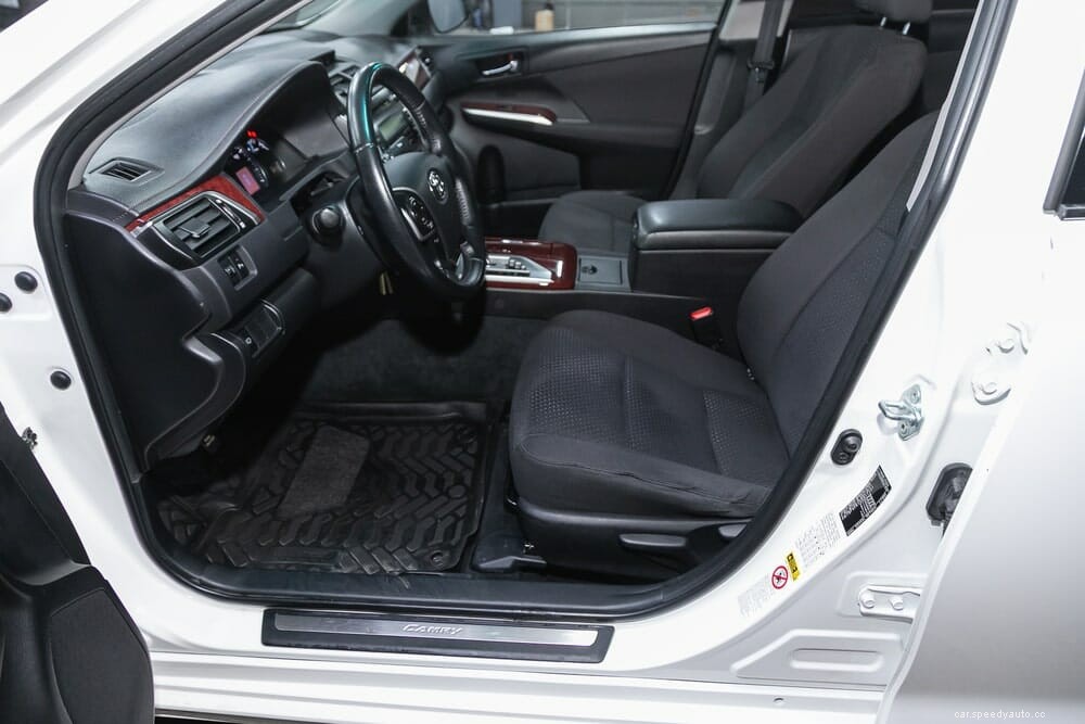 Which Toyota Camry Car Model Has Leather Seats?