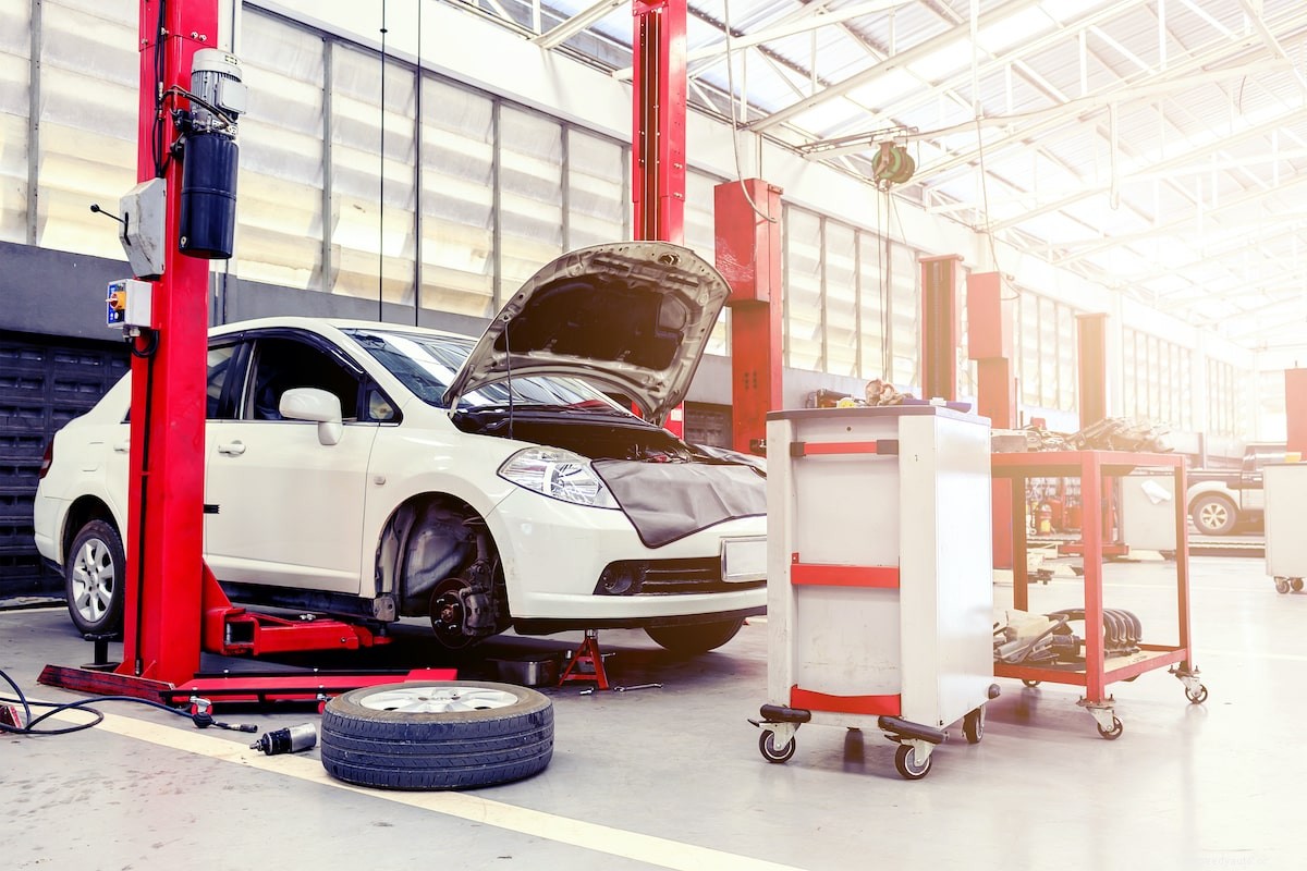 Dealerships vs Auto Body Repair Shops: Which is Better?