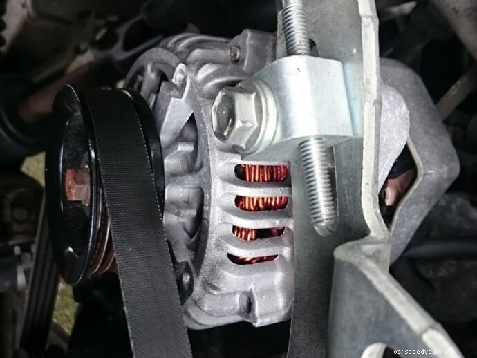 The battery warning light does not light up when the battery is broken