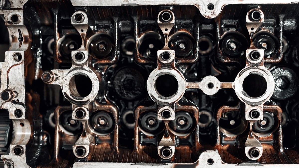 Engine Oil Sludge – Symptoms (& How to Remove it)