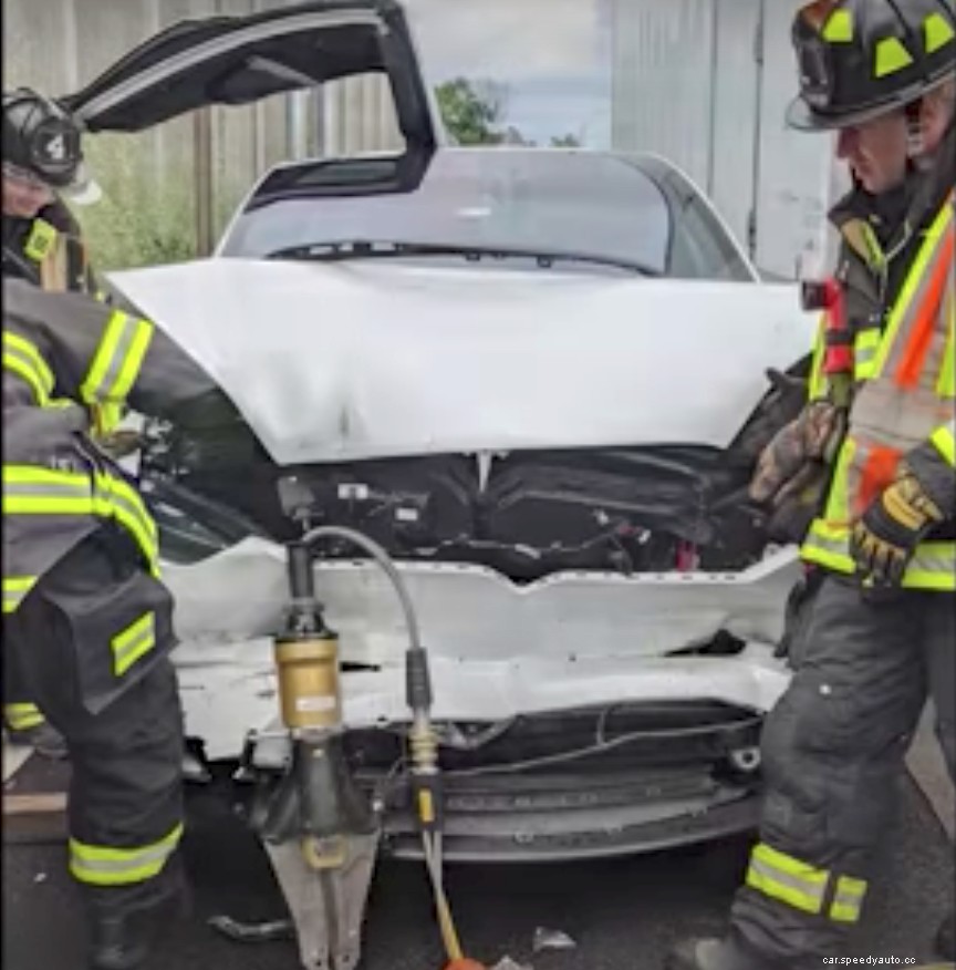 Watch: Tesla In 2 Simultaneous Crashes-But No Airbag Deployment