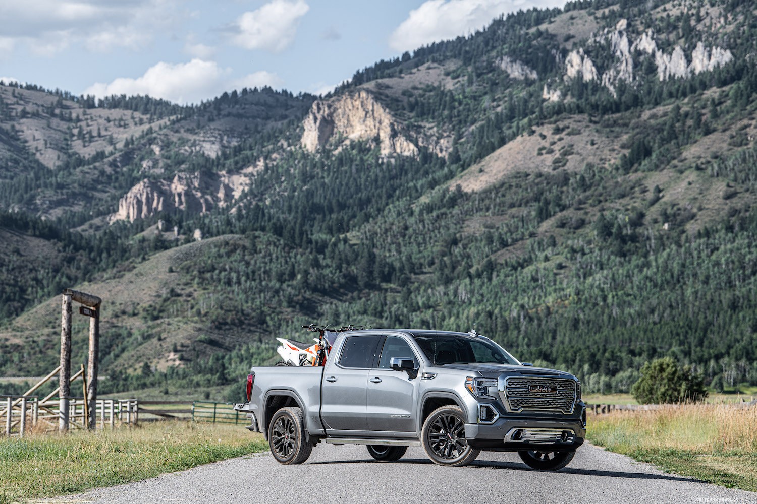 2023 Chevrolet Silverado and 2023 GMC Sierra Will Be The First Heavy-Duty Pickup Trucks to Break 500 Horsepower