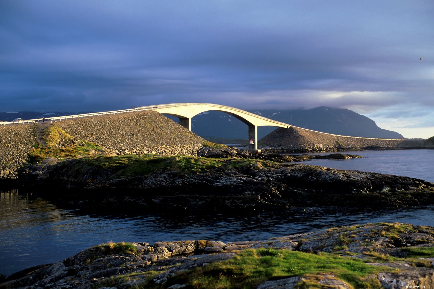 7 Best Coastal Drives Around the 7 Seas