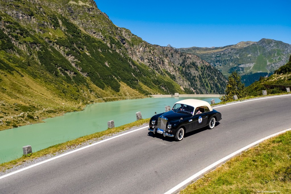 Want to Be High Class? Classic Cars Are All the Rage