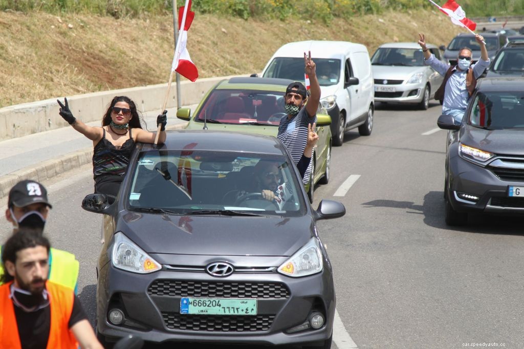Is It Illegal to Stick Your Head out of a Car Window or Sunroof?