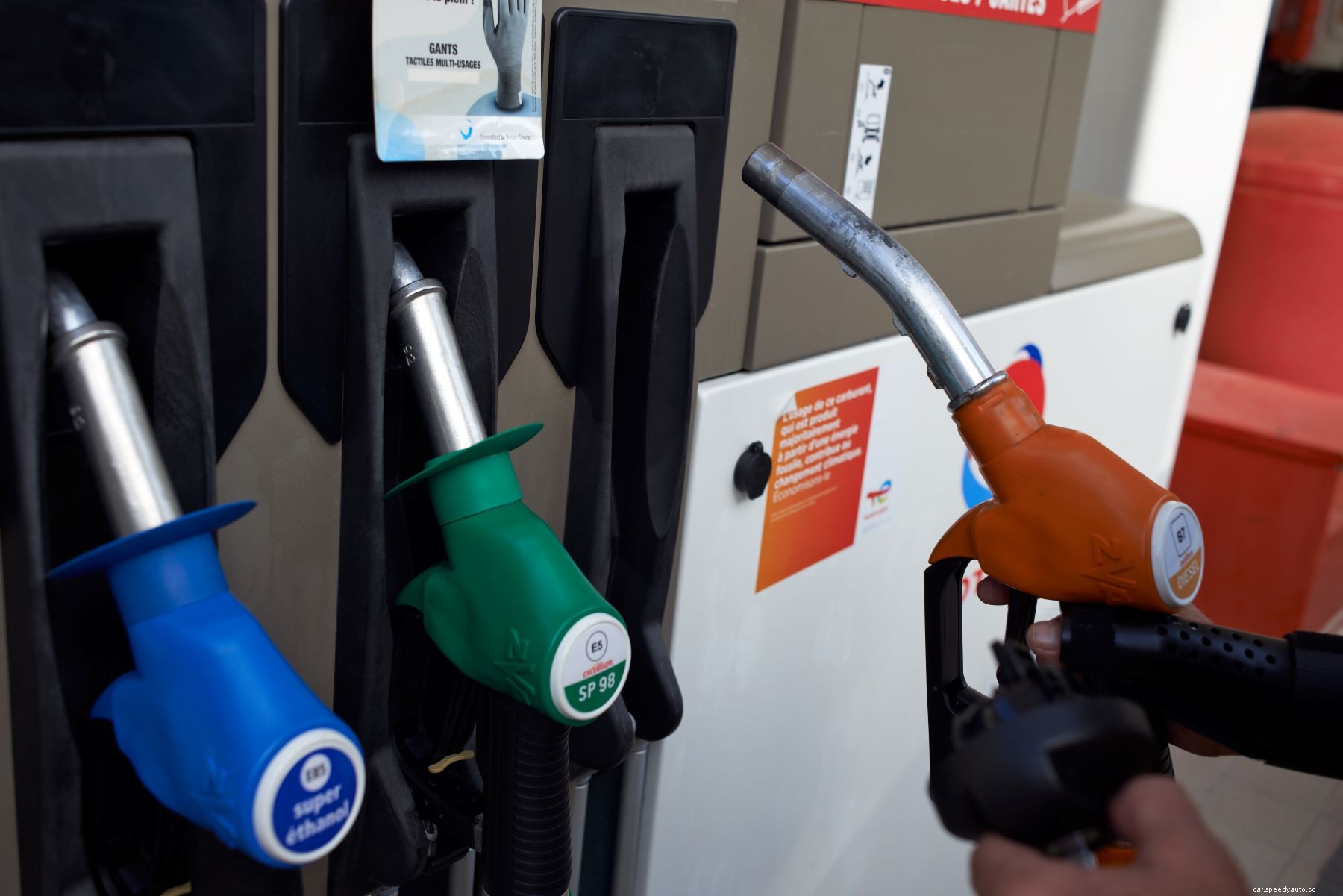 The Time of Day You’re Filling Your Gas Tank Might Be Draining Your Wallet