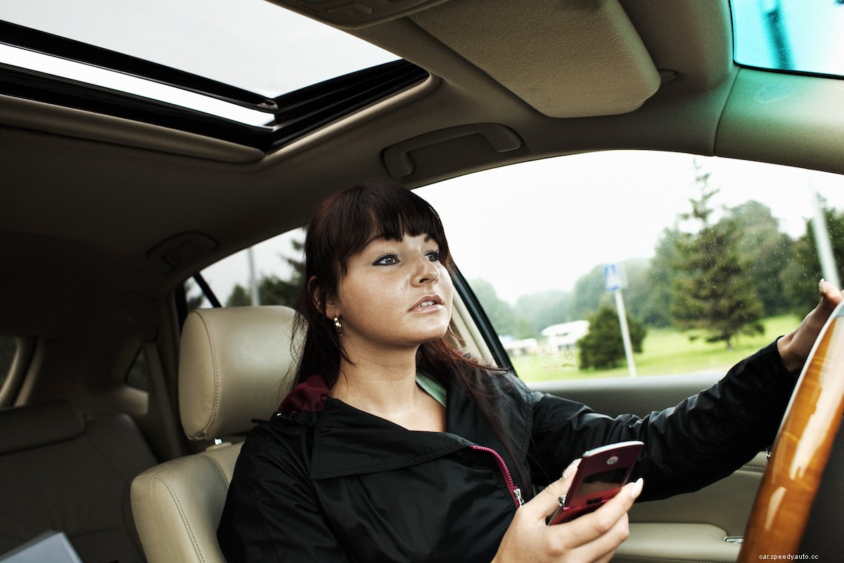 5 Things Women Should Know in Case Your Car Breaks Down in the Middle of Nowhere With No Cell Service