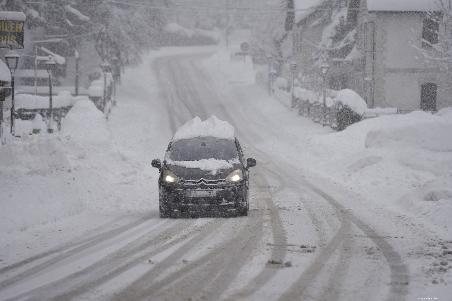 Watch a Fed-Up Weatherman Go Off on People Who Don’t Brush Snow off Their Cars
