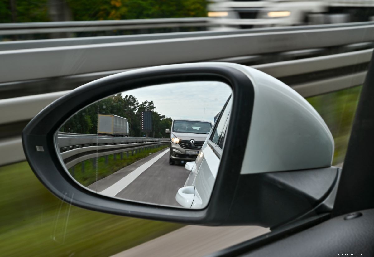 How Do Auto-Dimming Rearview Mirrors Work?