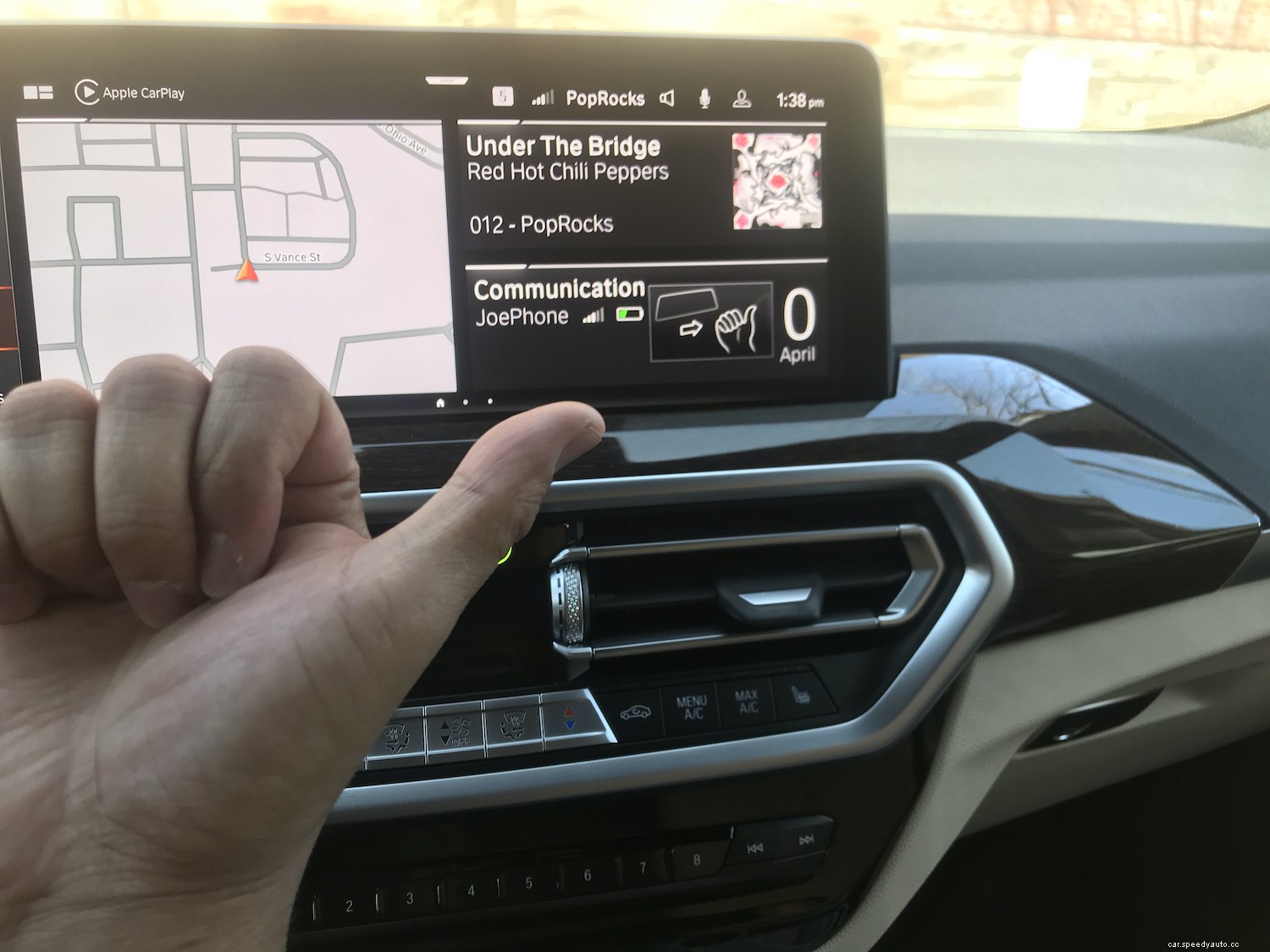 Using BMW’s Gesture Control Makes You Feel Like an Infotainment Magician