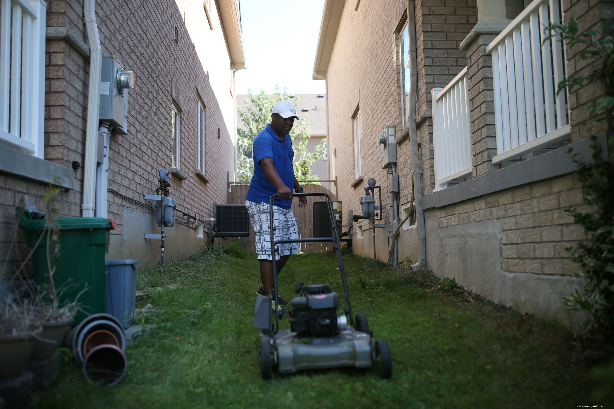 According to Consumer Reports, These Are the Worst Push Mowers