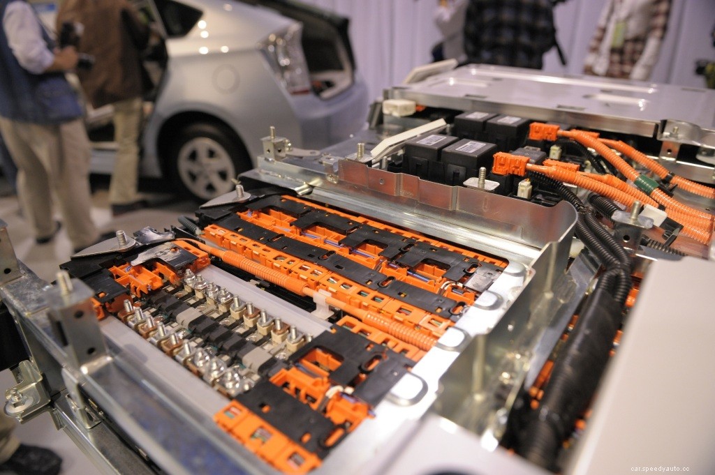 Why Can’t Electric Cars and Hybrids Jump-Start Their Own Batteries?