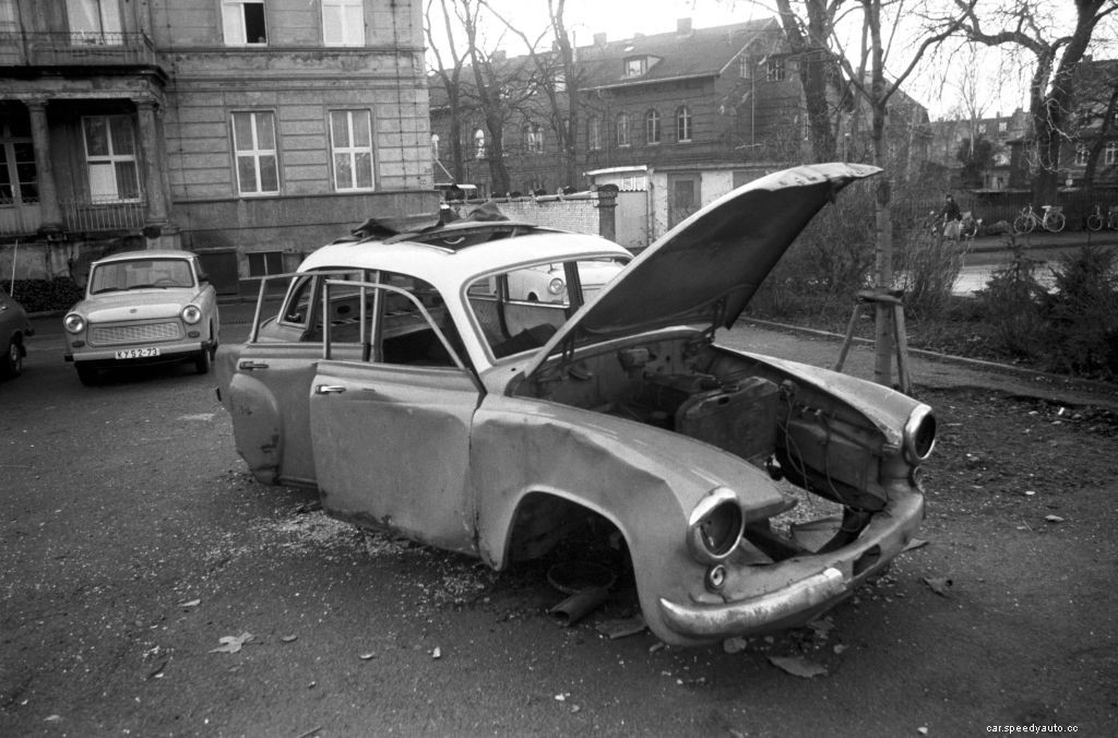 83-Year-Old California Man Fined $573,000 For Parked Cars In Yard