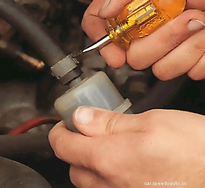 Servicing the fuel supply system