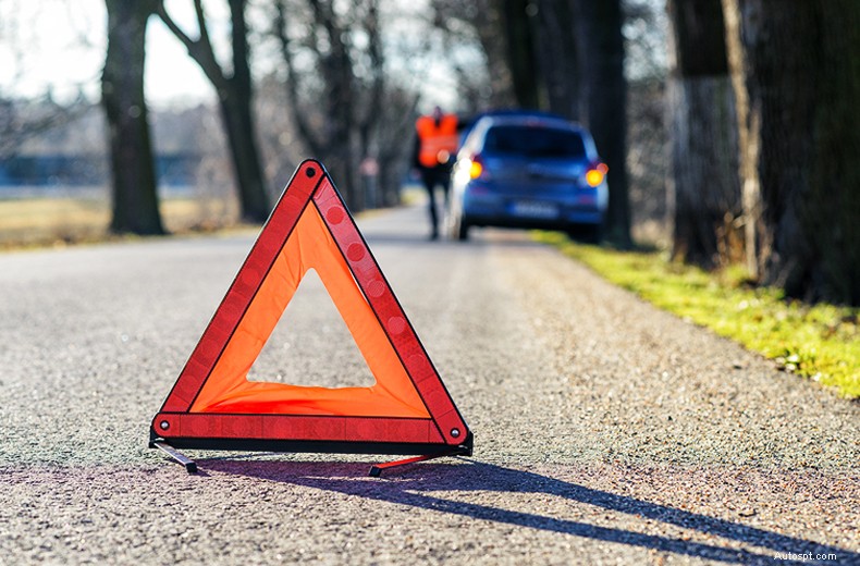 What to pack in your emergency breakdown kit