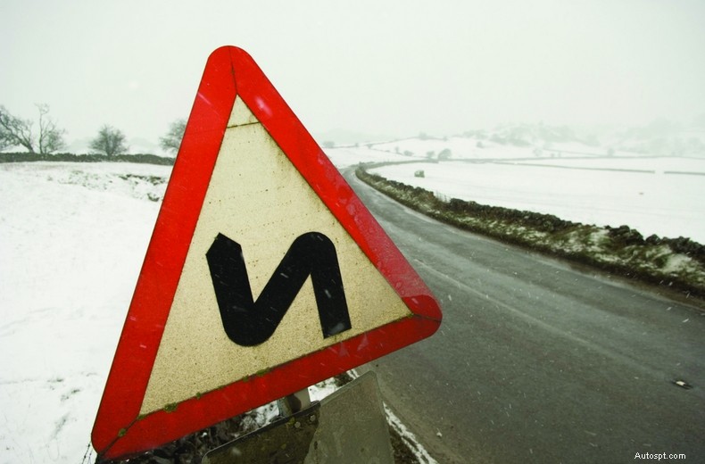 A complete guide to driving safely in snow