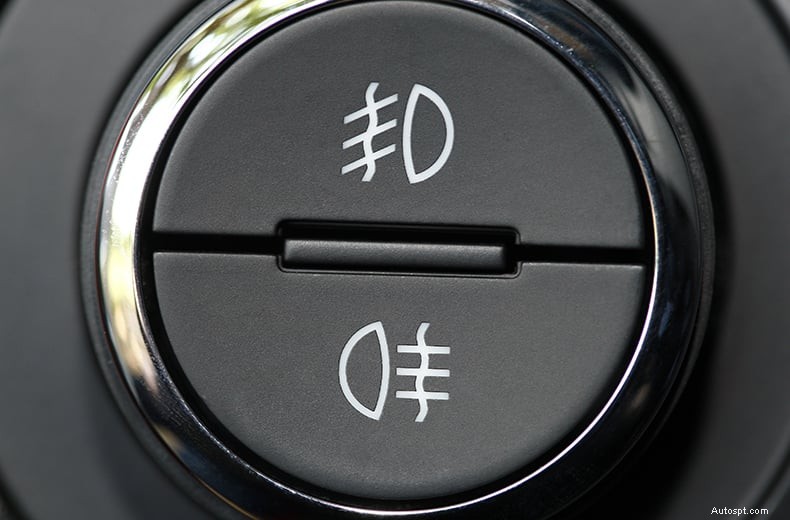 Driving in fog: when to use fog lights