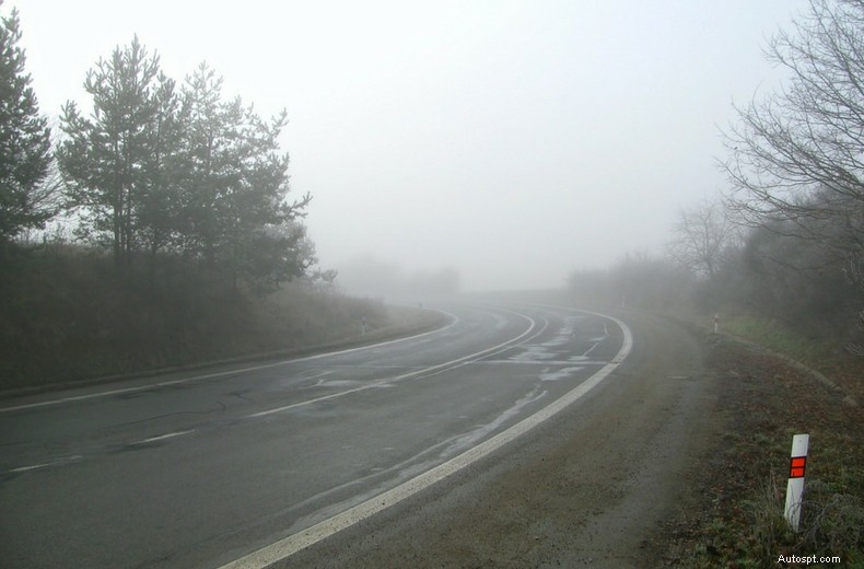 Driving in fog: when to use fog lights