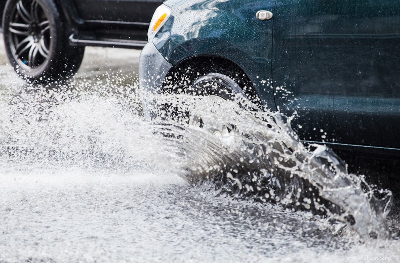 What is aquaplaning and how to avoid it