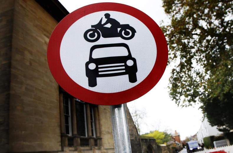 The Highway Code - Common UK road signs and what they mean