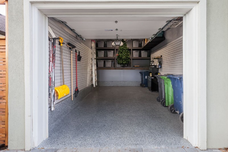How to Use a Garage More Effectively for Holiday Decoration Storage