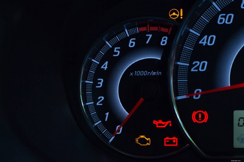 5 Dashboard Warning Lights Every Driver Should Recognize