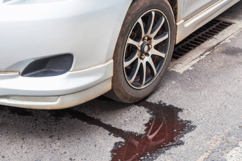4 Signs Your Engine Is Leaking Oil