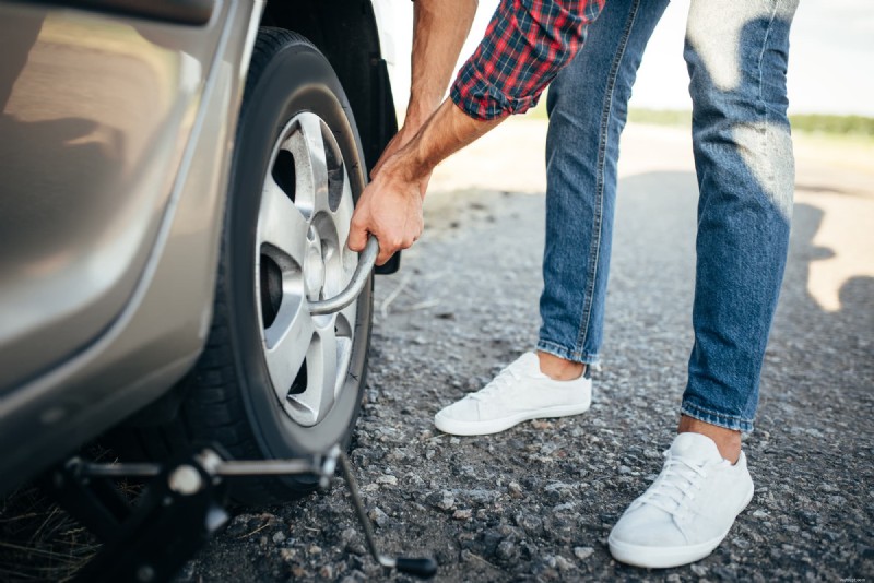 9 Steps to Replace a Flat Tire
