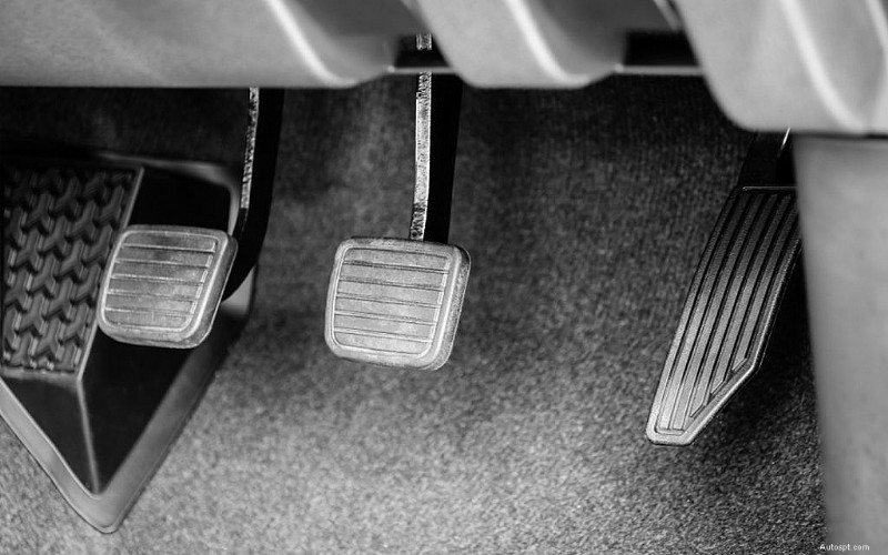 How Manual Gear Shifts Impact Acceleration