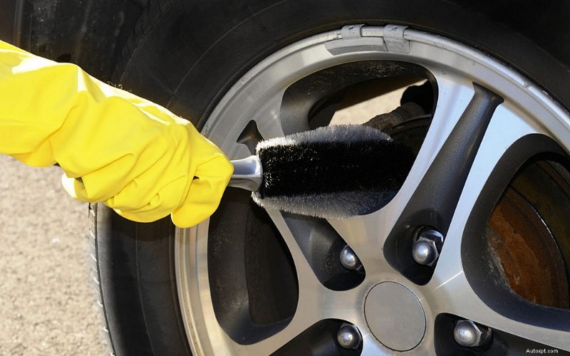 Essential Car Cleaning Products You Must Keep at Home
