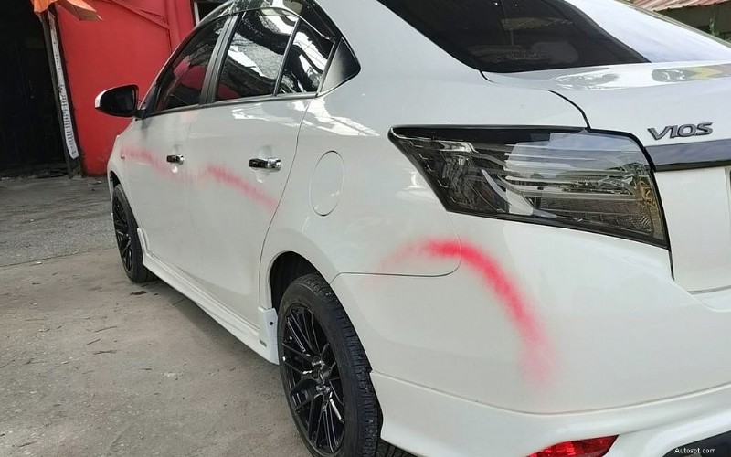 Methods to Remove Spray Paint from a Car