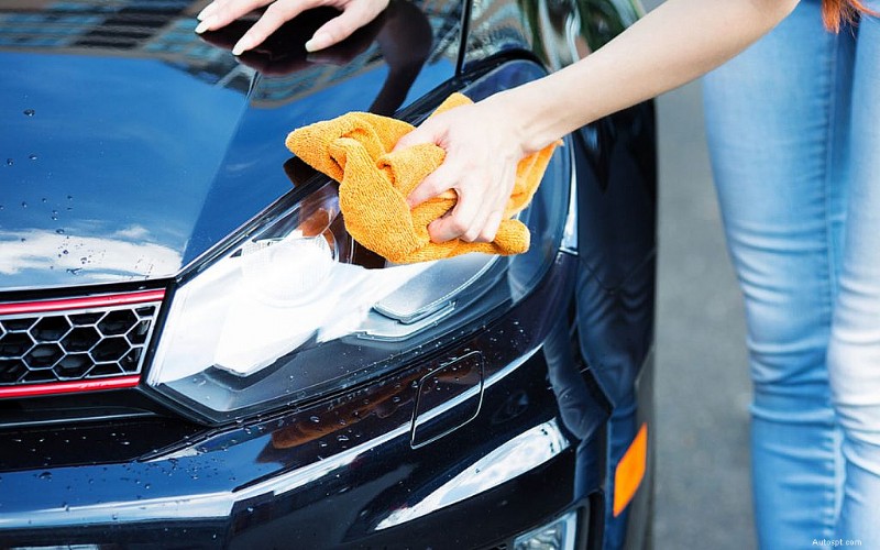 Methods to Remove Spray Paint from a Car