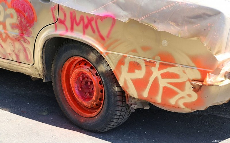 Methods to Remove Spray Paint from a Car