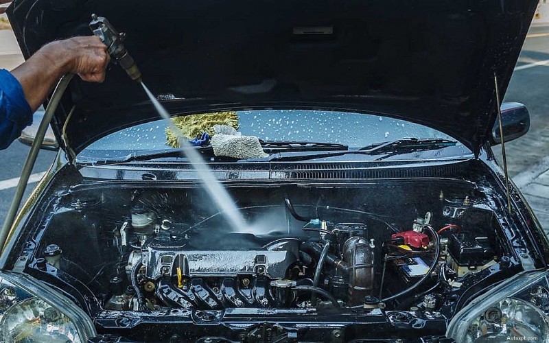 How to Wash a Car Engine