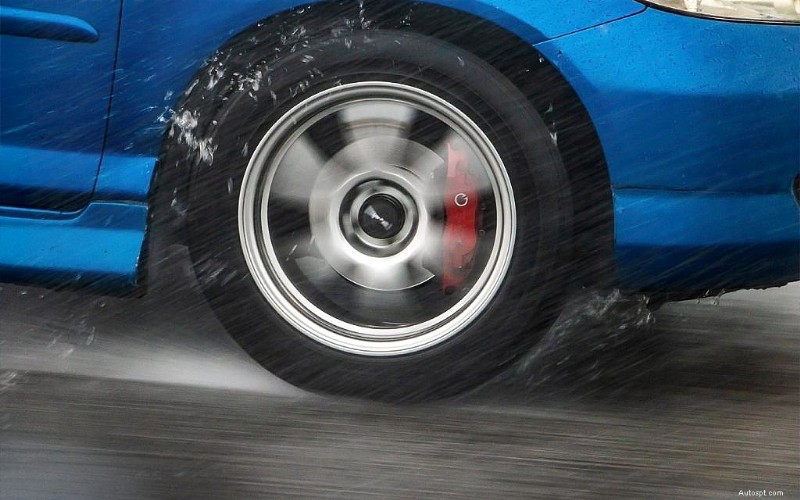 Racing Tyres Vs Road Tyres: A Comparison