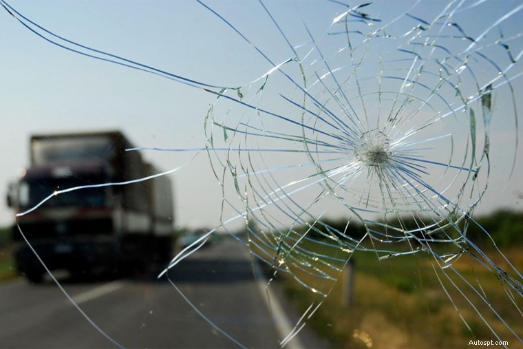 Windshield Cracks? When to Repair and When to Replace