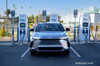 Consumer Reports Finds Tesla and Rivian Charging Networks Significantly Fewer Issues Than Competitors