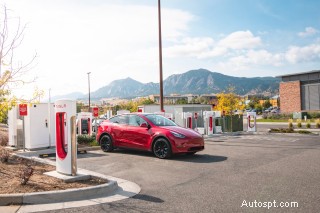 Consumer Reports Finds Tesla and Rivian Charging Networks Significantly Fewer Issues Than Competitors