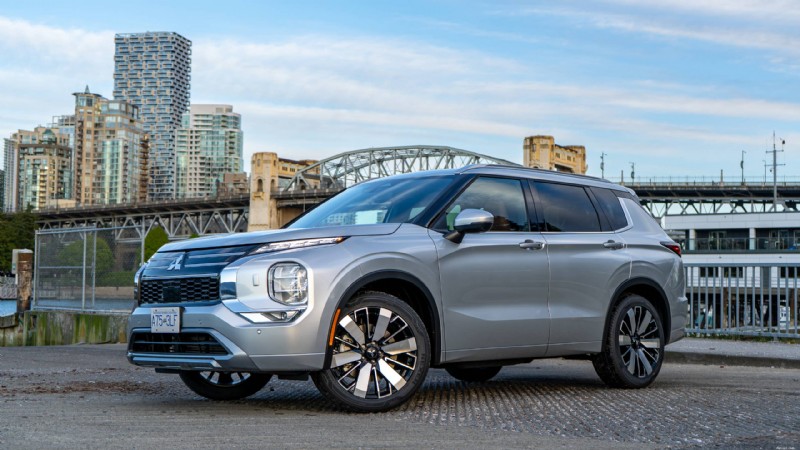 2026 Mitsubishi Outlander Review: Plush, Practical Three‑Row SUV for Urban Families
