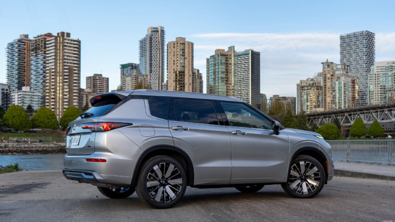 2026 Mitsubishi Outlander Review: Plush, Practical Three‑Row SUV for Urban Families