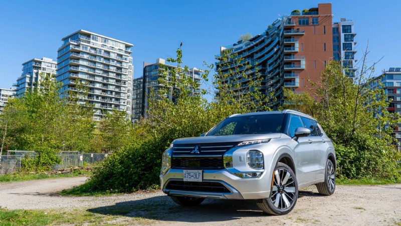 2026 Mitsubishi Outlander Review: Plush, Practical Three‑Row SUV for Urban Families