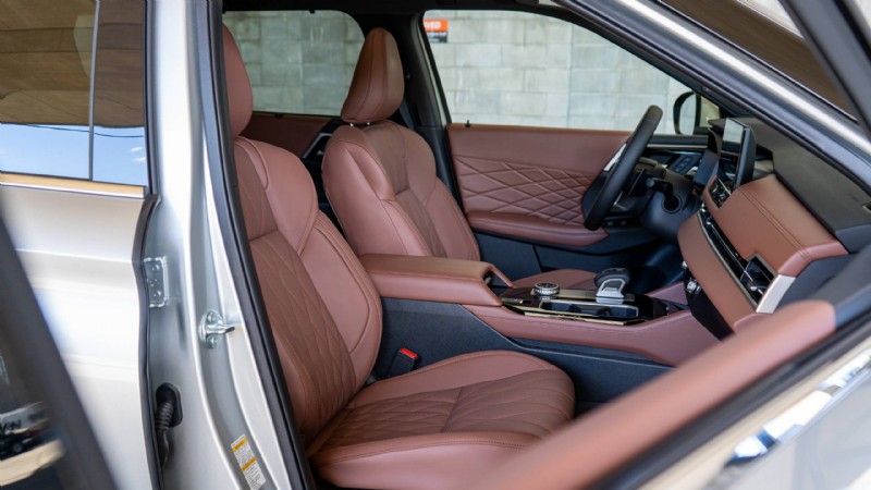 2026 Mitsubishi Outlander Review: Plush, Practical Three‑Row SUV for Urban Families