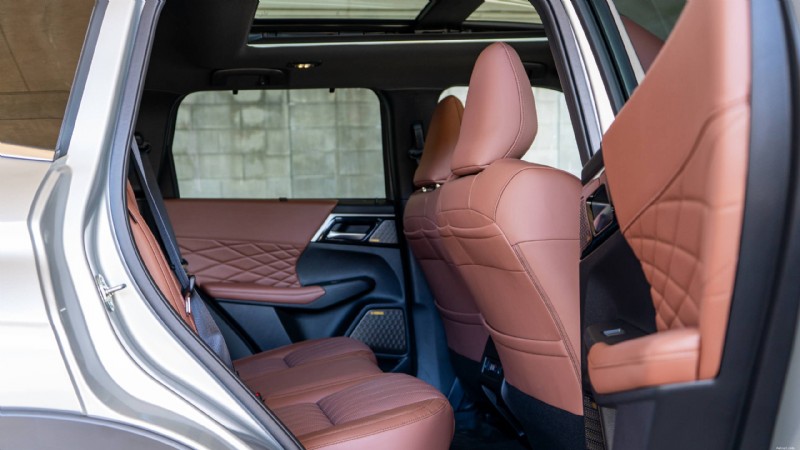 2026 Mitsubishi Outlander Review: Plush, Practical Three‑Row SUV for Urban Families