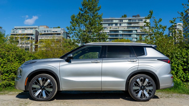 2026 Mitsubishi Outlander Review: Plush, Practical Three‑Row SUV for Urban Families