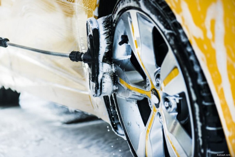 Car Valeting vs. Detailing: Which Service Keeps Your Vehicle Pristine?