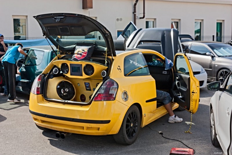 Comprehensive Guide to Upgrading Your Car Interior: Benefits, Drawbacks, and Modification Ideas